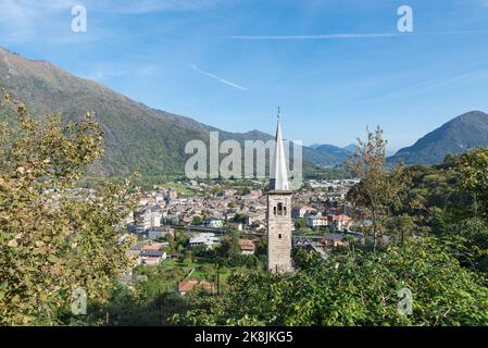 Città di Ornavasso, Italia, tra i monti della Valle Ossola Foto Stock