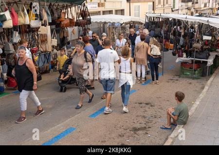 Felanitx, Spagna; 23 2022 ottobre: Fiera annuale della paprika, che si tiene nella città maiorchina di Felanitx, Spagna. Bancarelle di strada con i turisti che passeggiando attraverso il Foto Stock