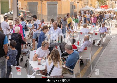 Felanitx, Spagna; 23 2022 ottobre: Fiera annuale della paprika, che si tiene nella città maiorchina di Felanitx, Spagna. Bancarelle di strada con i turisti che passeggiando attraverso il Foto Stock