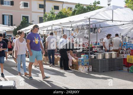 Felanitx, Spagna; 23 2022 ottobre: Fiera annuale della paprika, che si tiene nella città maiorchina di Felanitx, Spagna. Bancarelle di strada con i turisti che passeggiando attraverso il Foto Stock