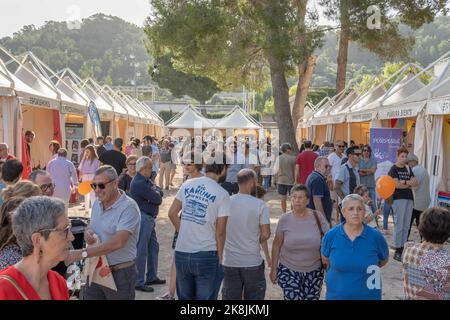 Felanitx, Spagna; 23 2022 ottobre: Fiera annuale della paprika, che si tiene nella città maiorchina di Felanitx, Spagna. Bancarelle di strada con i turisti che passeggiando attraverso il Foto Stock