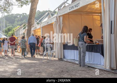 Felanitx, Spagna; 23 2022 ottobre: Fiera annuale della paprika, che si tiene nella città maiorchina di Felanitx, Spagna. Bancarelle di strada con i turisti che passeggiando attraverso il Foto Stock