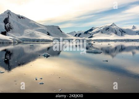 ancora acque del porto paradiso (baia) con l'isola lemaire (l) e mt. hoegh (r) sulla costa del banco. penisola antartica. antartide Foto Stock