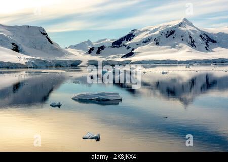 ancora acque del porto paradiso (baia) con l'isola lemaire (l) e mt. hoegh (r) sulla costa del banco. penisola antartica. antartide Foto Stock