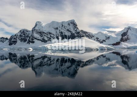 isola di lemaire e ancora acque del porto paradiso (baia). penisola antartica. antartide Foto Stock