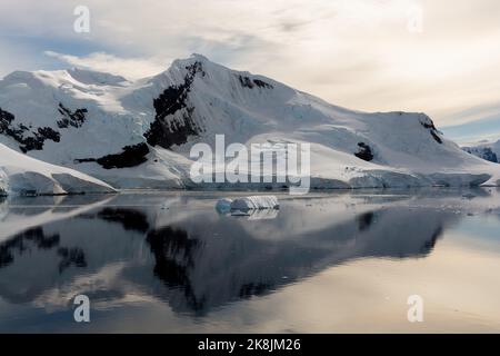 isola di lemaire e ancora acque del porto paradiso (baia). penisola antartica. antartide Foto Stock