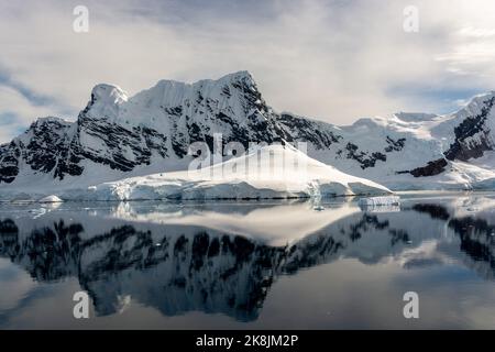isola di lemaire e ancora acque del porto paradiso (baia). penisola antartica. antartide Foto Stock