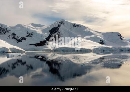 picco rojas sull'isola lemaire e ancora acque del porto paradiso (baia). penisola antartica. antartide Foto Stock