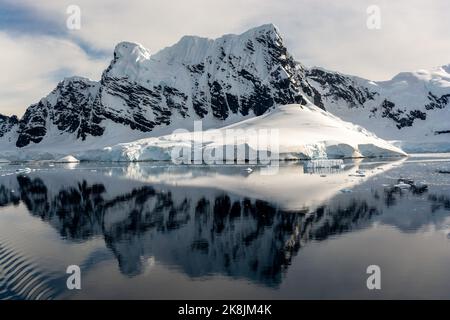 isola di lemaire e ancora acque del porto paradiso (baia). penisola antartica. antartide Foto Stock