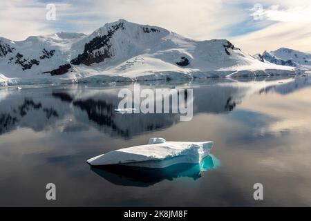 iceberg nelle acque ferme del porto paradiso (baia) con picco rojas (c) dell'isola lemaire dietro. penisola antartica. antartide Foto Stock