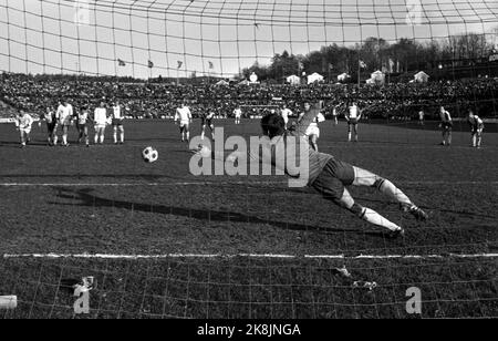 Oslo 19701025. Calcio. Coppa finale Strømsgodset - Lyn 4-2, stadio Ullevaal. Custode in azione. Foto archivio NTB / ntb Foto Stock