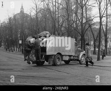 Oslo 19600604 'dove l'impulso della città bussa' Foto di Cecilhjørnet a Oslo. Stortingsgaten 8, attraversata la Stortingsgaten / Rosenkrantzgate. La telecamera riflette la vita del giorno in un angolo di strada a Oslo. La mattina presto e il camion dei rifiuti è in fase di svolgimento del suo giro. Foto: Aage Storløkken / corrente / NTB Foto Stock