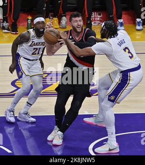 Los Angeles, Stati Uniti. 23rd Ott 2022. Il Los Angeles Lakers' center Anthony Davis (3) fouls Portland Trail Blazers' center Jusuf Nurkic (27) come lui si staccherà della palla durante la prima metà del loro gioco NBA alla Crypto.com Arena di Los Angeles, domenica 23 ottobre 2022. Foto di Jim Ruymen/UPI Credit: UPI/Alamy Live News Foto Stock