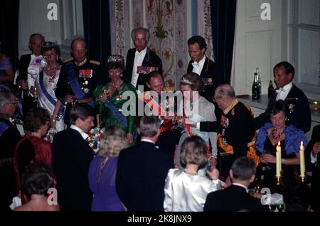 Oslo 2 maggio 1990. Re Olav ha il Granduca Jean di Lussemburgo e la Granduchessa Josephine Charlotte, in visita. Qui dal castello dove si consuma un pasto migliore durante una cena di gala. Qui è tostato. Foto: Bjørn Sigurdsøn / NTB / NTB immagine # 2 di 6. Foto Stock