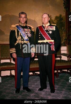 Norvegia il 27 maggio 1961. Lo Scià di Persia (Iran) visita la Norvegia. Qui fotografia ufficiale con Re Olav al Castello di Oslo. Sono fotografati nelle birdworks. Entrambi in uniforme. Foto: NTB / NTB Foto Stock