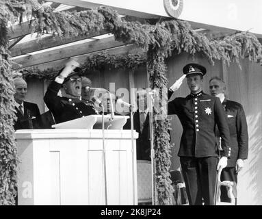 Eidsvoll 19640517 Una celebrazione speciale del 17 maggio a Eidsvoll in occasione del 150th° anniversario della Costituzione. Qui parla re Olav. Finisce urlando. Th. Il principe ereditario Harald in uniforme, è onorato. Foto: NTB / NTB Foto Stock