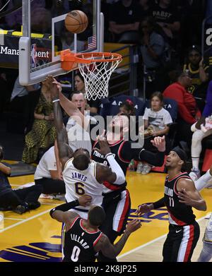 Los Angeles, Stati Uniti. 23rd Ott 2022. Il Portland Trail Blazers' center Jusuf Nurkic (27) fouls Los Angeles Lakers Forward LeBron James (6) durante la prima metà della loro partita NBA alla Crypto.com Arena di Los Angeles domenica 23 ottobre 2022. Foto di Jim Ruymen/UPI Credit: UPI/Alamy Live News Foto Stock