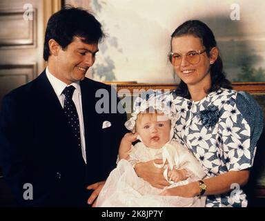 Oslo 19890620: La figlia di Ingeborg della principessa Ragnhild e Erling Lorentzen battezza la figlia Victoria Ragna Ribeiro nella cappella del castello. Un padre sorridente Paulo Ribeiro. Foto: Knut Falch Scanfoto / NTB Foto Stock