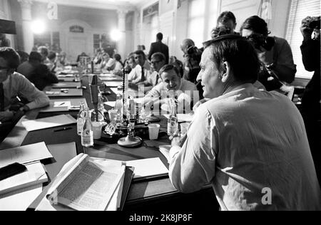 Stoccolma 19700827 Palme scioperi. Conferenza stampa con il primo ministro Olof Palme, dove svolge un drammatico gioco sul business svedese annunciando una pausa dei prezzi. Palme ha il parere con esso, e va contro le elezioni del 20 settembre. Qui Palme risponde alle domande dei giornalisti durante la conferenza stampa. Foto: Per Ervik / corrente / NTB Foto Stock