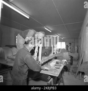 LUNDE in Telemark, 1956. Produzione del troll norvegese. Qui la carriera è gettata, fatta di plastica. Foto: Sverre A. Børretzen/ NTB/ NTB Foto Stock