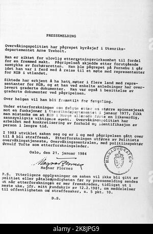 Oslo 1984: TREHOLT-SAKEN. Byråsjef Arne Treholt i UD ble den 23. januar 1984 pågrepet på Oslo Lufthavn Fornebu, mistenkt per spionasje. Påtalemyndigheten hevdet da tiltalen var klar, at Treholt hadde overlevert hemmelige opplisninger til sovjetisk etterretningstjeneste i perioden 1974-83, og til Irak fra 1981-83. Rettssaken var omgitt AV enorm interesse. Pressefolk fra inn- og utland kjempet om plassene i rettsssal 23 i Oslo tinghus, der saken gikk for lagmannsreten. Rettsbygningen var strengt bevoktet. I disse omgivelsene sa Arne Treholt seg ikke skyldig etter tiltalen. Han fremholdt a han Foto Stock