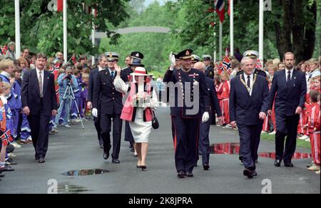 Eidsvoll 19910620: Siggingsferden 1991 giugno. Re Harald V - firma e Sigsninger. La foto: 1. Il gruppo scout Eidsvoll si presentò in piedi con l'Associazione sportiva Eidsvoll quando la coppia reale, il re Harald e la regina Sonja, e seguì la loro salita verso l'edificio Eidsvoll. Foto: Agnete Brun Foto Stock