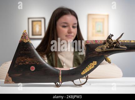 Christie’s, Londra, Regno Unito. 24 ottobre 2022. L'arte del mondo islamico e indiano, compresi tappeti orientali e tappeti, si svolge il 27 ottobre. Immagine: Enamelled Flintlock Gun (Jezail), fatto per Mir’ Ali Murad Khan Talpur, Ruler di Khayrpur, sind, N India, fatto 18th & 19th ° secolo. Stima di £ 100.000-150.000. Credit: Malcolm Park/Alamy Live News Foto Stock