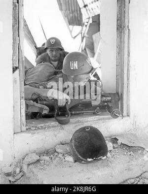 Egitto 195702. Le forze dell'ONU furono dispiegate sul Sinai dal 1957 al 1967, dopo che Israele occupò il Sinai (l'occupazione durò fino al 1957). --- soldati delle Nazioni Unite sulla penisola del Sinai nel 1957- forza di emergenza delle nazioni unite nella penisola del sinai. Le truppe internazionali delle Nazioni Unite hanno seguito il ritiro israeliano e le forze delle Nazioni Unite sono state dispiegate nel deserto del Sinai, spesso vicino alle posizioni israeliane. Foto: Trapano di 1st squadra di bombardamento da KP. A. Huitfeldt. Le rovine sono resti di strutture militari egiziane che le forze israeliane hanno fatto saltare prima di ritirarsi. Foto: Sverre A. Børretzen / corrente / NTB Foto Stock