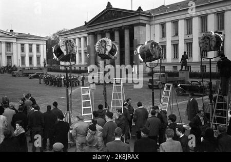 Oslo 19650222 dalla registrazione del film 'Heroes from Telemark' / 'Heroes of Telemark' sul sabotaggio dell'acqua pesante. Qui dalla registrazione presso la Piazza dell'Università di Oslo. Un'orchestra militare tedesca con uniformi e caschi si esibita sulla piazza. In primo piano telecamere e lampade. Foto: Erik Thorberg / NTB / NTB Foto Stock