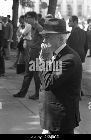 Oslo 28 giugno 1969. Karl Johansgate a Oslo in una calda giornata estiva. Ecco un uomo anziano che annuisce il suo sigaro. Foto: Per Ervik / corrente / NTB Foto Stock