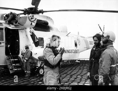 Mare del Nord 19800329. L'operazione di salvataggio dopo la copertura della piattaforma di alloggi Alexander Kielland il 27 marzo 1980, con 122 persone perite. Gli equipaggi e le attrezzature di salvataggio sono stati messi a dura prova negli ultimi giorni. Ecco uno degli elicotteri durante una rapida ispezione e rifornimento di carburante, mentre l'equipaggio ottiene un po 'di riposo e parlare. L 11034 / D Foto: Archivio NTB / NTB Foto Stock