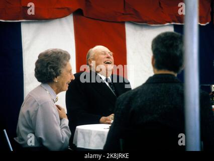 Oslo 19870921. Il 30th° anniversario di Re Olav come Monarca (1957-1987). Re Olav è invitato a cenare a Ruseløkkveien in occasione dell'anniversario. Qui il re Olav si fa una bella risata. Foto: NTB / NTB Foto Stock