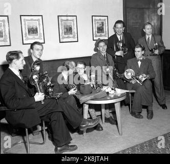 Oslo 19490129 i leader dei paesi nordici si incontrano nella società militare per realizzare una cooperazione nordica nel settore della difesa. Il piano si articola il 29/1. La stampa al lavoro. I fotografi sono in attesa che i delegati vengano fuori dalla riunione. Fotografi con grandi grafici a pedale e lampade flash sono pronti. Foto: NTB / NTB Foto Stock