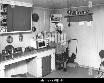 Våler, Solør marzo 1973: Tater-Milla (nato intorno al 1867) fotografato nella sua casa a Våler, 86 anni. Porta un colpo, orecchini e argento, e in cucina ci sono diverse belle caldaie in rame sugli scaffali. Tater-Milla viaggiò per 50 anni prima di essere residente. Il suo nome completo era Jenny Emilie Pettersen. Foto: Ivar Aaserud / corrente / NTB Foto Stock