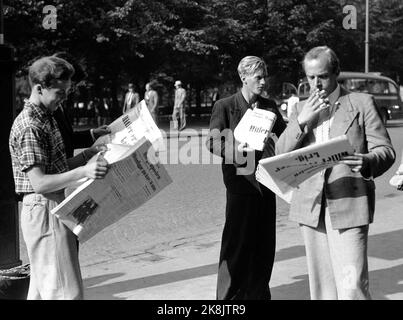 Oslo 19390902 lo scoppio della guerra / seconda guerra mondiale scoppia. La Germania invase la Polonia il 1 settembre 1939. La notizia giunse in Norvegia il giorno seguente, e i giornali uscirono con tipi di guerra. Qui i giovani leggono il giornale Morgenposten a Karl Johan. Foto: NTB / NTB Foto Stock