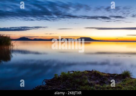 Splendida alba sul lago Balaton dall'Ungheria Foto Stock