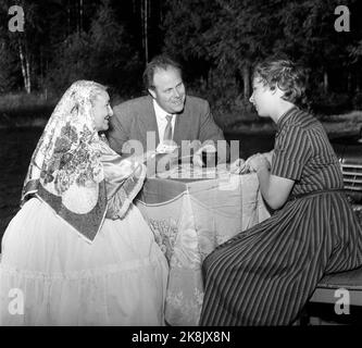 Hokksund 19590709 Norwegian National Broadcasting NRK al lavoro sul campo. Qui, il reporter Odd Nordland ha ottenuto due donne zingara / due donne dallo spazio persone in un campo a Hokksund per predire lui in carte. Foto: Knoblauch / NTB / NTB Foto Stock