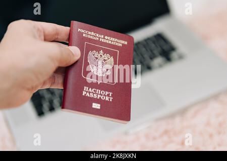 Passaporto internazionale straniero russo in mano cittadino. Concetto di cittadinanza, passaporto e diritti russi Foto Stock