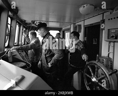 19690322. "L'anno più nero dell'aringa". Il risultato della pesca invernale delle aringhe di quest'anno è il peggiore che abbiamo avuto in questo secolo. Ma non è solo la base naturale, l'aringa, che ha fallito. Lo sviluppo della flotta di aringhe è avvenuto senza obiettivi e senza gestione. Se questo sviluppo continua, un certo numero di queste barche entreranno sotto il martello dell'asta in breve tempo. Il pattino da pesca 'Jøkul' con dodici uomini si trova sul mare a nord di Kristiansund in attesa della grande aringa. Foto: Sverre A. Børretzen / NTB Foto Stock