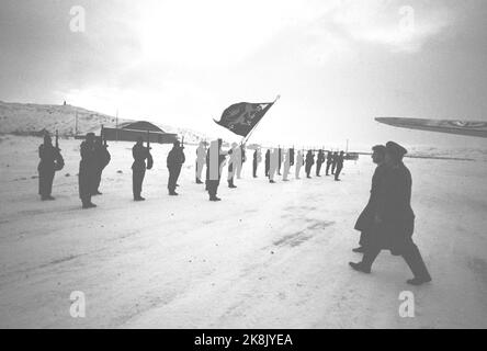 Kirkenes, Finmark Dicembre 1962. Il Ministro della Difesa Gudmund Harlem al confine Jakobselv con regali di Natale per i ragazzi che parlano al confine con l'Unione Sovietica. Il viaggio durò 5 giorni e divenne un viaggio duro in aereo, auto, barca e pulk. All'aeroporto di Høybuktmoen a Kirkenes, il ministro della Difesa è stato accolto da una guardia soffiata con Vind-Blafing Tab. Foto: Ivar corrente di Aaserud / NTB Foto Stock