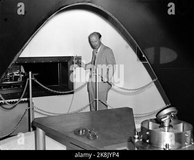 Harestuta 19540531 l'osservatorio solare di Harestuta viene messo in funzione. Qui l'osservatore Rolf Brahde presso lo spettrografo. Foto: NTB / NTB Foto Stock