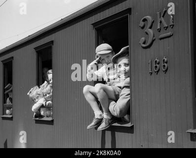 Oslo 19460713. La lotta per andare in vacanza è dura. L'aiuto della gente norvegese ha organizzato quest'estate i soggiorni liberi di festa per le casalinghe stanche a Lauvåsen in Gudbrandsdalen. Qui vediamo madre e bambini in treno sulla East Railway in attesa delle vacanze. Foto: Thorbjørn Skotaam / corrente / NTB Foto Stock