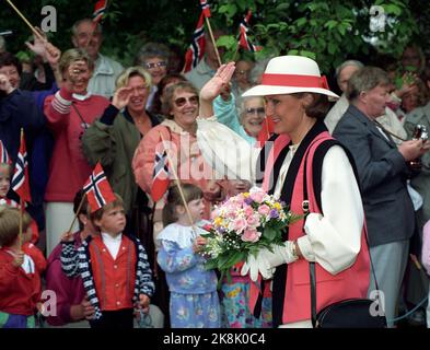 Eidsvoll 19910620: Siggingsferden 1991 giugno. Re Harald V - firma e Sigsninger. L'immagine: Molte persone, molte decorate nei loro migliori stas, sono state voltate fino a ondare al re e alla regina. Qui, la regina Sonja torna indietro ai molti che si sono presentati a Eidsvoll. Foto: Agnete Brun Foto Stock