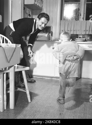 Trondheim 19500204. Stella del pattinaggio Hjalmar Andersen 'Hjallis' (27 anni) con la sua famiglia a Trondheim. Il tempo rimasto dopo il lavoro di camionista e lo sport ha avuto il suo proprio. Sarà rotto presto ... Il figlio Jan Erik ottiene una sezione esperta di pattinaggio del padre nella cucina. Foto: Sverre A. Børresen corrente / NTB Foto Stock