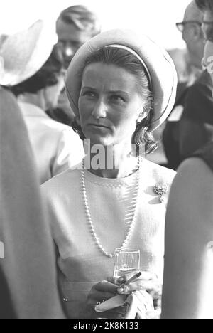 Asker 19690829. Re Olav fa la solenne inaugurazione del monumento alla Principessa Corona Märtha nella chiesa Asker. Qui la principessa della corona Sonja che fuma la sigaretta. Foto: NTB / NTB Foto Stock