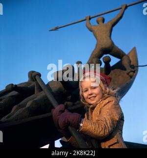 Sandefjord 19711210. Artista Anita Hegerland di fronte al monumento di caccia alle balene a Sandefjord. Foto: Erik Thorberg / NTB / NTB Foto Stock