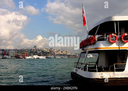 Traghetto passeggeri in attesa di partenza, Corno d'Oro, quartiere Eminonu di Istanbul, Turchia Foto Stock