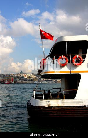 Traghetto passeggeri in attesa di partenza, Corno d'Oro, quartiere Eminonu di Istanbul, Turchia Foto Stock