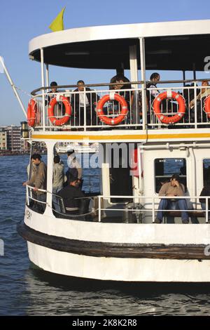 Traghetto passeggeri in attesa di partenza, Corno d'Oro, quartiere Eminonu di Istanbul, Turchia Foto Stock