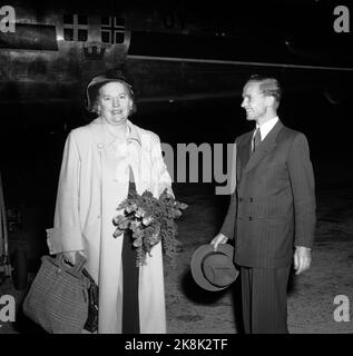 Oslo 19510903 il cantante d'opera Kirsten Flagstad arriva ad Oslo, e viene ricevuto a Fornebu da un intendente all'orchestra Eigil Beck della Philharmonic Company. Flagstad indossa un cappello con velo. Foto: NTB / NTB Foto Stock